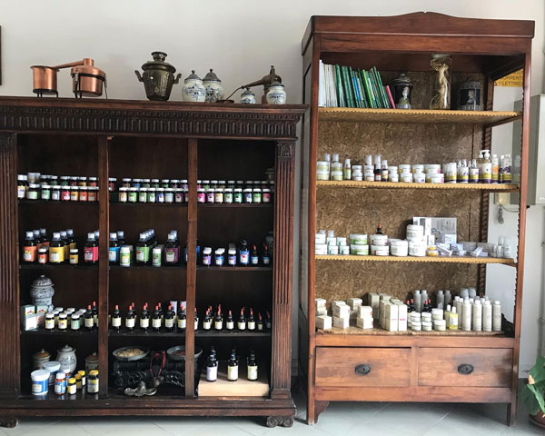 Qualiterbe | Qualiterbe calls itself a workshop of traditional and contemporary herbalists. They make high-quality herbal products, from creams to shampoos to teas and tinctures.