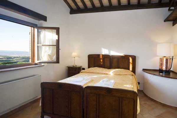 Poggio di MontedOro | In the middle of nature, on a hill in front of the town of Montefiascone, lies Poggio di Montedoro. The five farmhouses, lovingly restored in the local style, are surrounded by a natural garden.