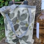 NaturaAemme Bottle Bag Double with Botanical Print | For 2 bottles. Plants create colour and patterns. 100% handmade from harvest to printing. 100% natural materials. Hand sewn. Unique.