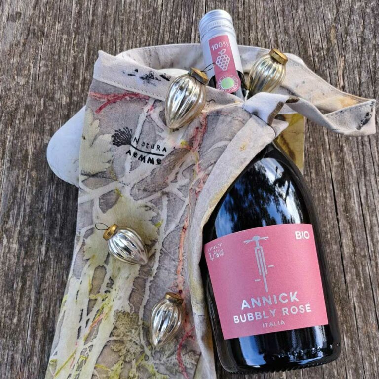 TerraTuscia Bags and Bubbles | Annick sparkling rosé
Handpicked grapes. 100% Organic. NaturaAemme Bottle Bag Botanic Print
Hand printed and hand sewn. 100% natural materials. Unique. You must be 18 years or older to purchase this product.