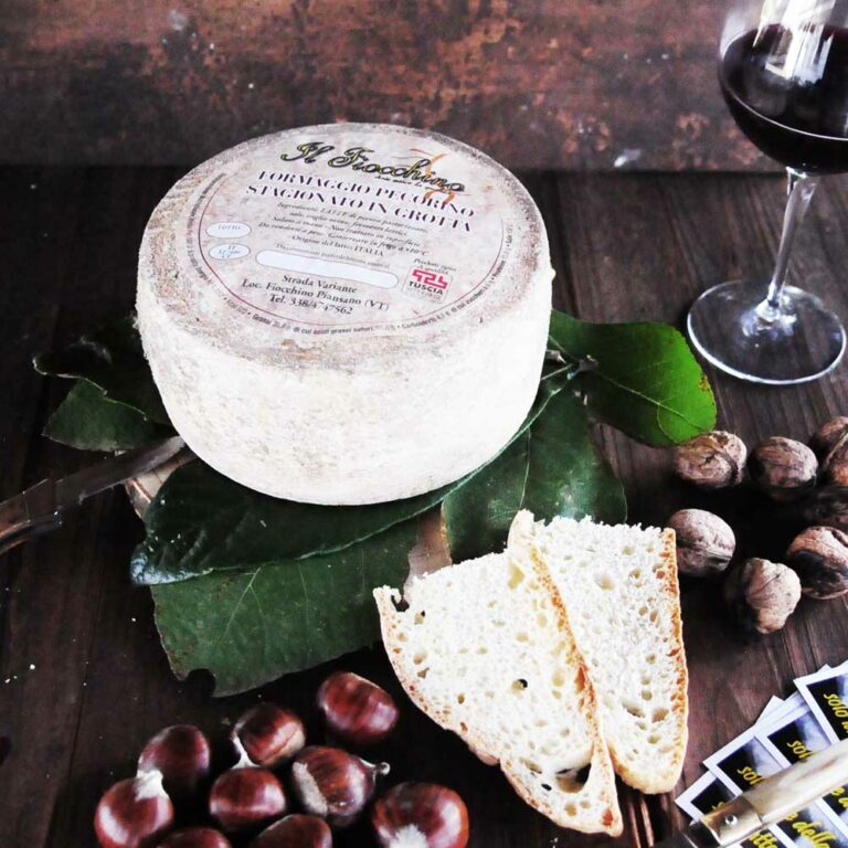 Il Fiocchino Pecorino Cheese Cave Ripened | Milk from Tuscia from lovingly kept sheep.
Only with natural rennet, ferments and coarse sea salt.
Pure handcraft.
Ripened in the cave.
Robust, full-bodied taste.